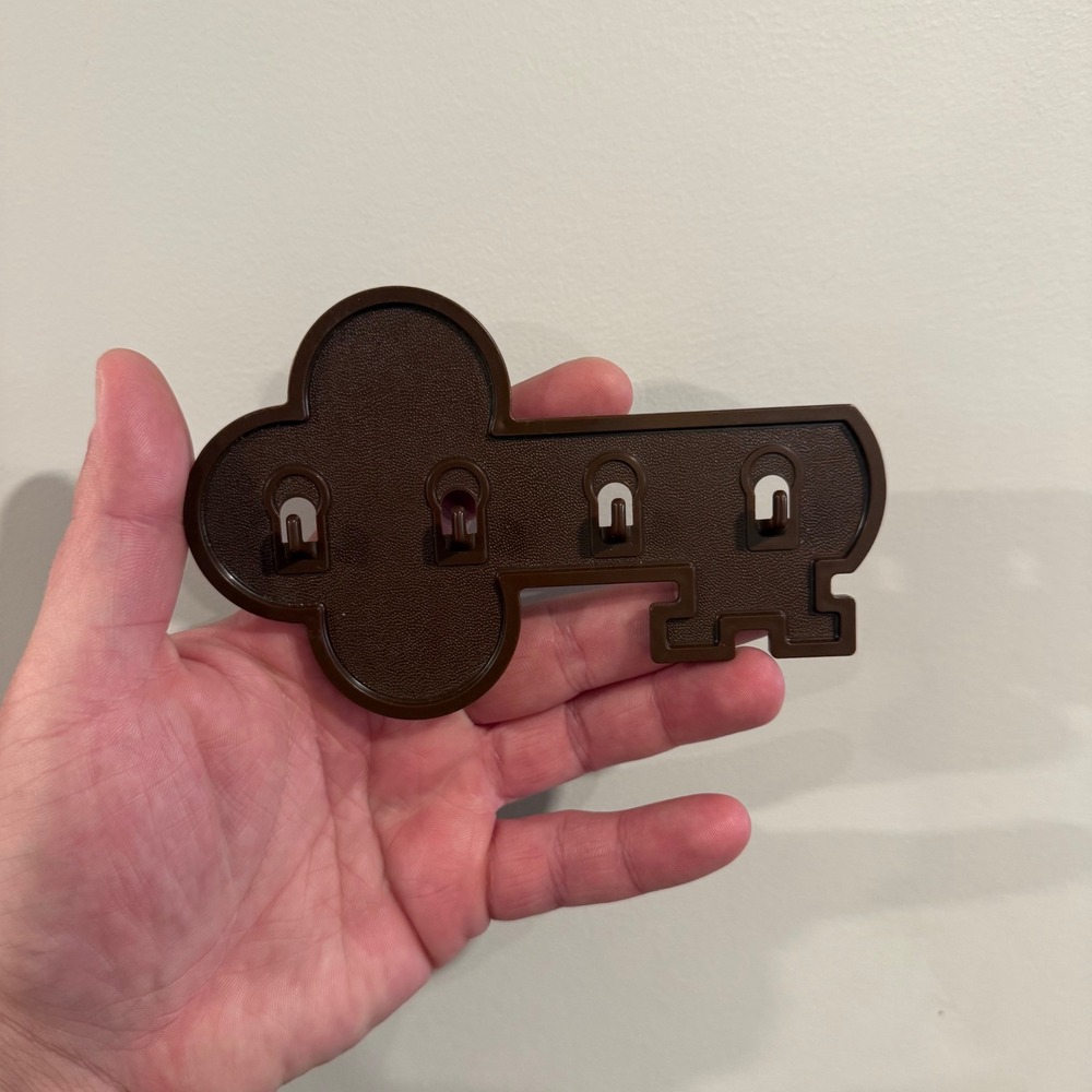Vintage Tupperware Brown Key Holder Wall Mount Skeleton Key Shape 1453-2 Canada